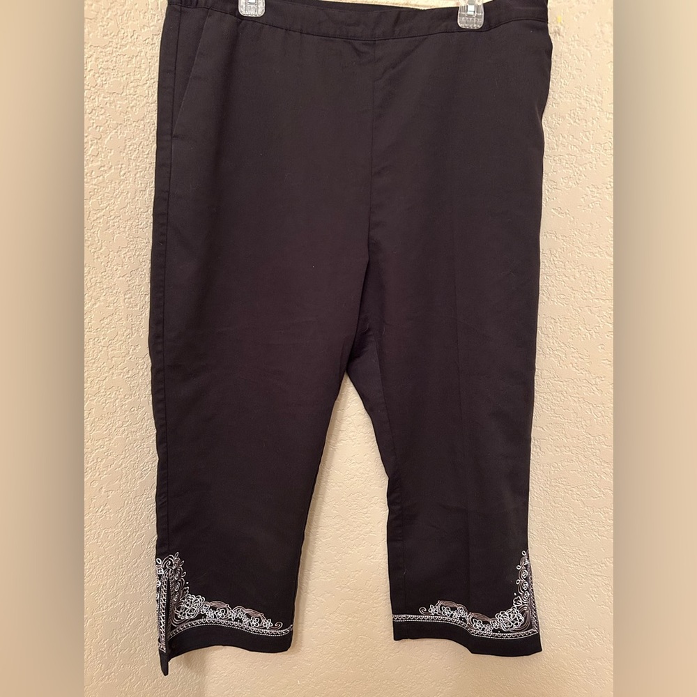 Cali & York Preloved Pull on Black Capris